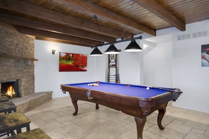 Huge Golf Course Home-Free Heated Pool/Theatre/Gym