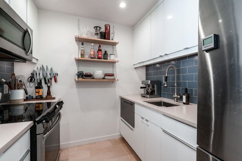 2328 Oxford St, #204