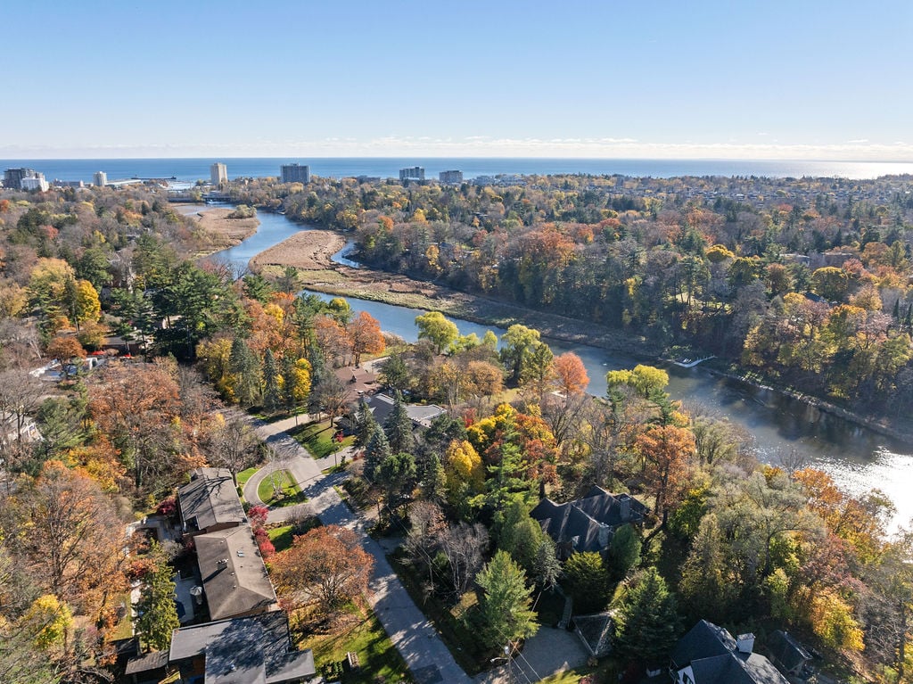 1516 Pinetree Cres