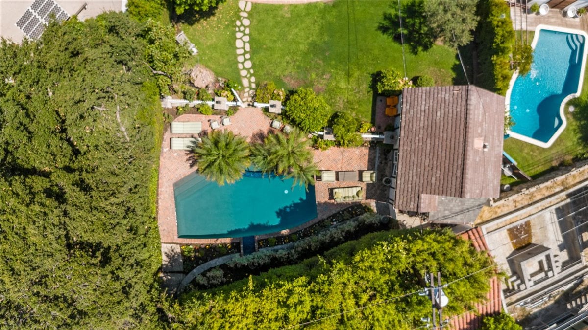 Toluca Lake 5  + 4 Traditional witih Pool & Guest House