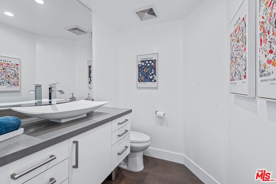 Mount Olympus Dr, 90046