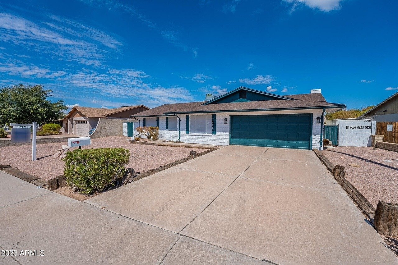 2046 E Oxford Dr