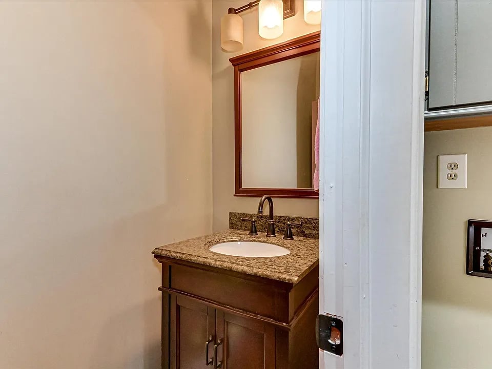 813 W Aumond Pl