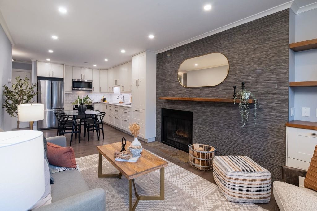 1122 King Albert Ave, #202