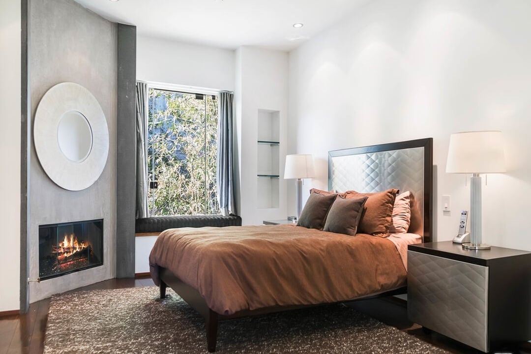 Luminor Crest, Viewmont Dr, 90069