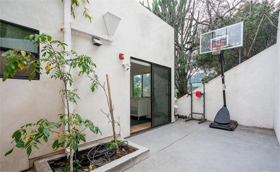 Modern Condo Living in Prime Silver Lake Location