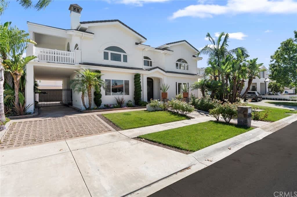 901 Cliff Dr