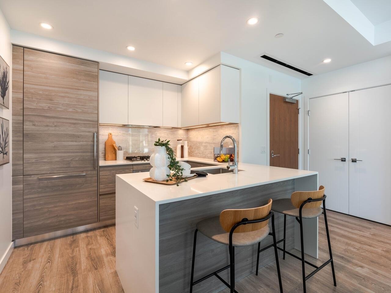 906-680 Quayside Drive, New Westminster