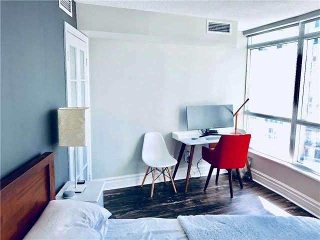 #607 550 Queens Quay W