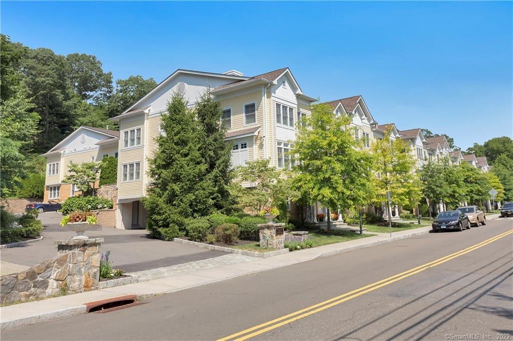 70 Riverdale Ave #1004