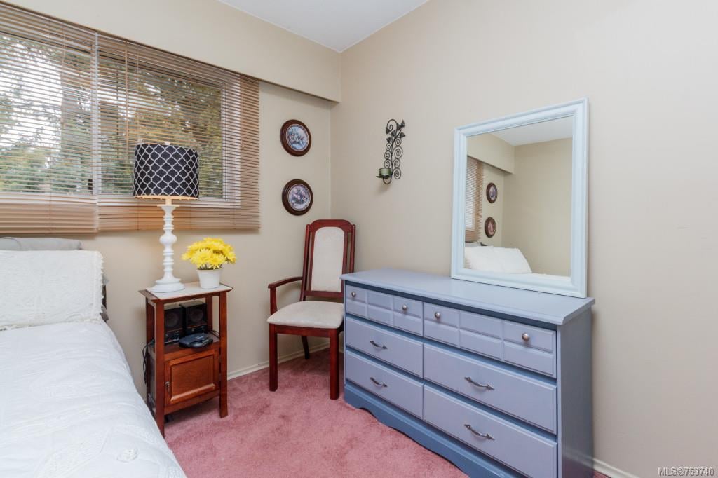 732 Thomasset Pl, Langford