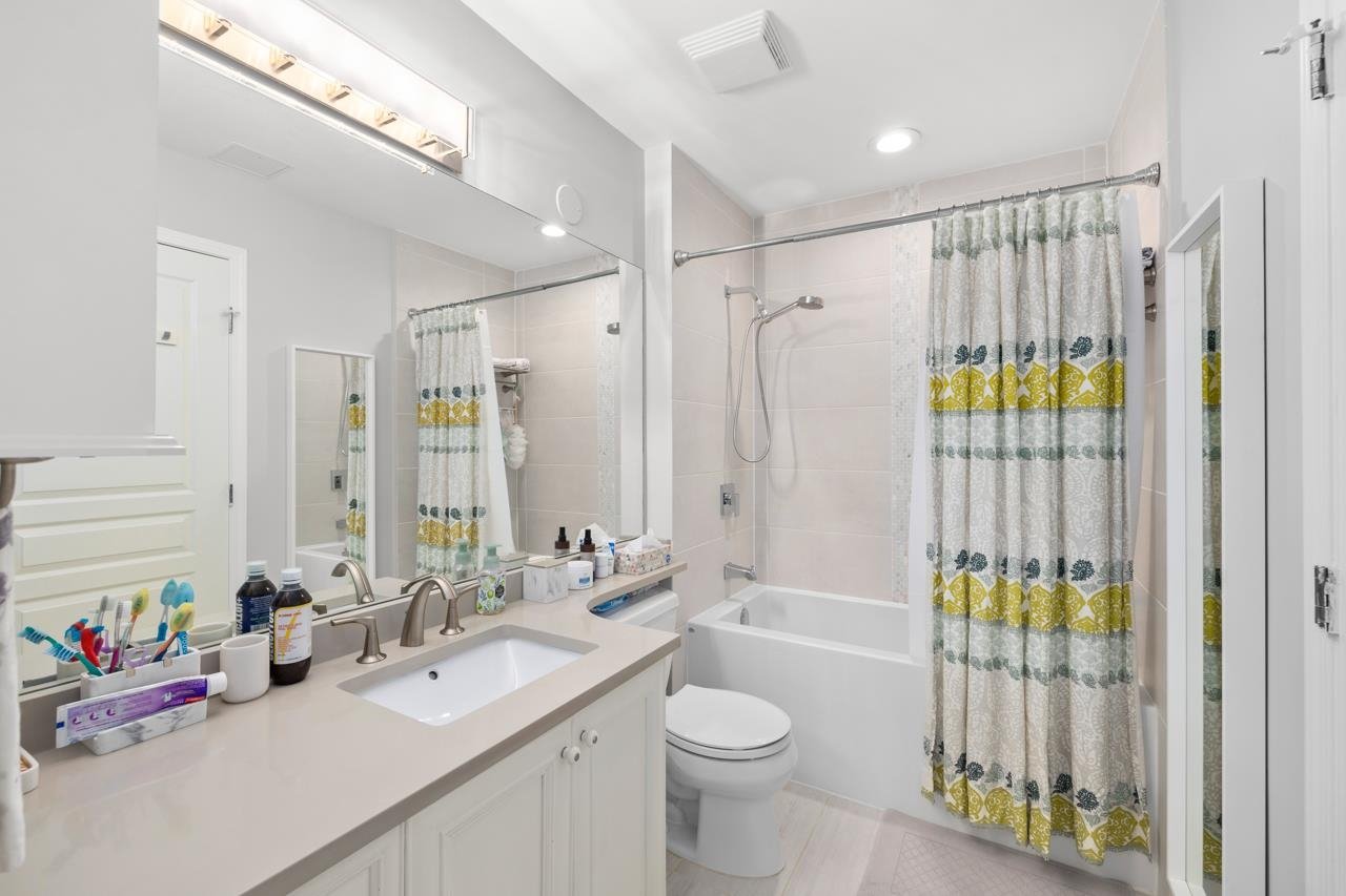 210-2175 Salal Dr