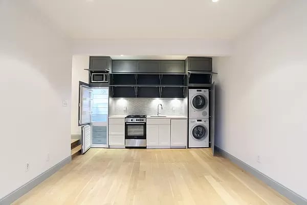 421 West 21st Street Unit: 4A