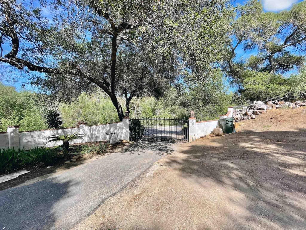 1027 S Live Oak Park Dr