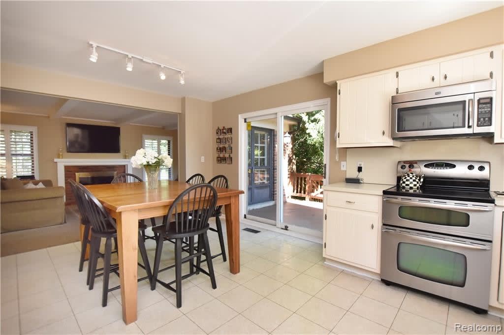 1313 LAKESIDE Drive