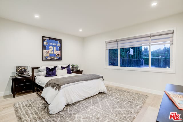 4450 Hayvenhurst Ave