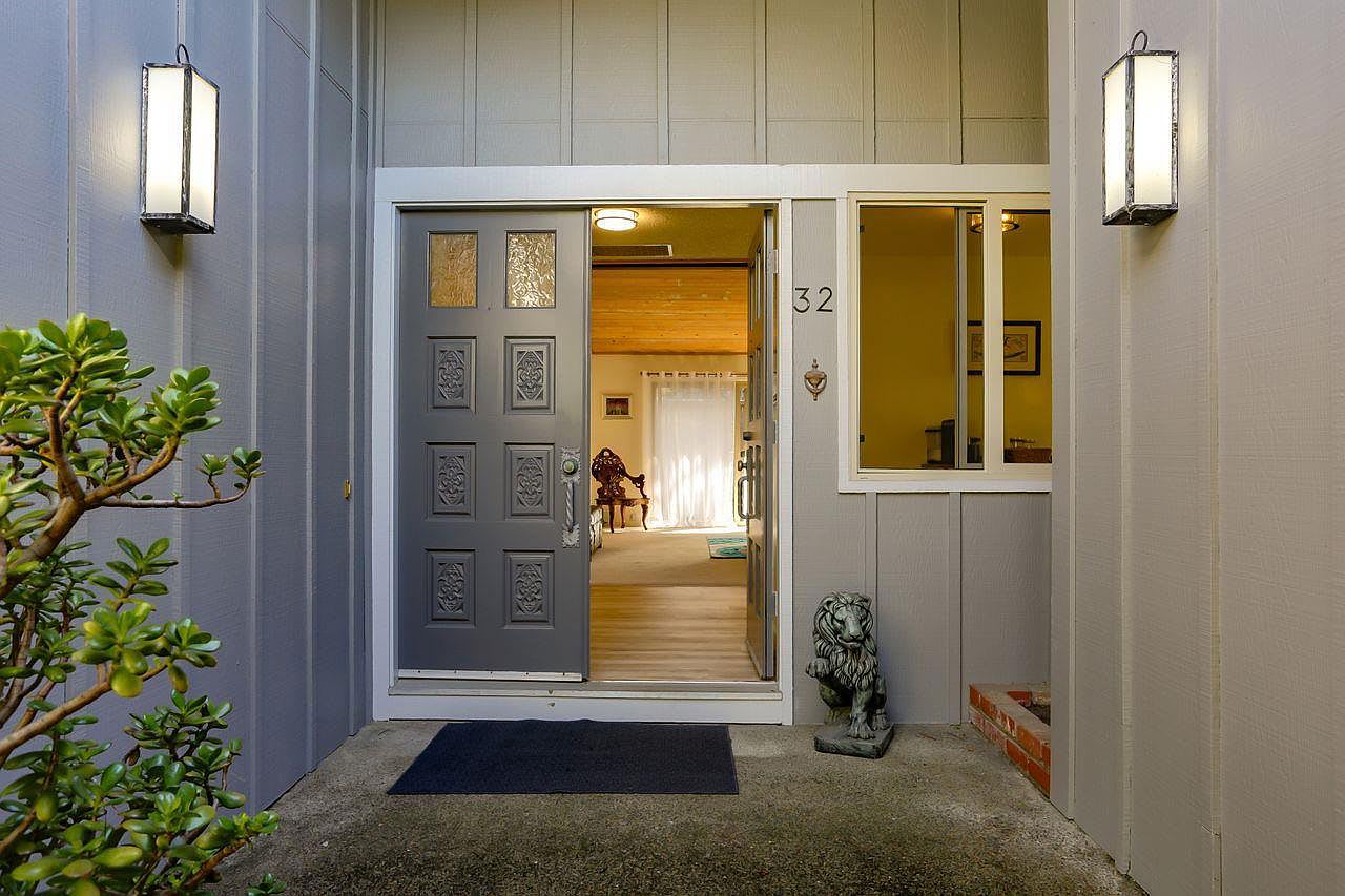 32 Country Club Gate