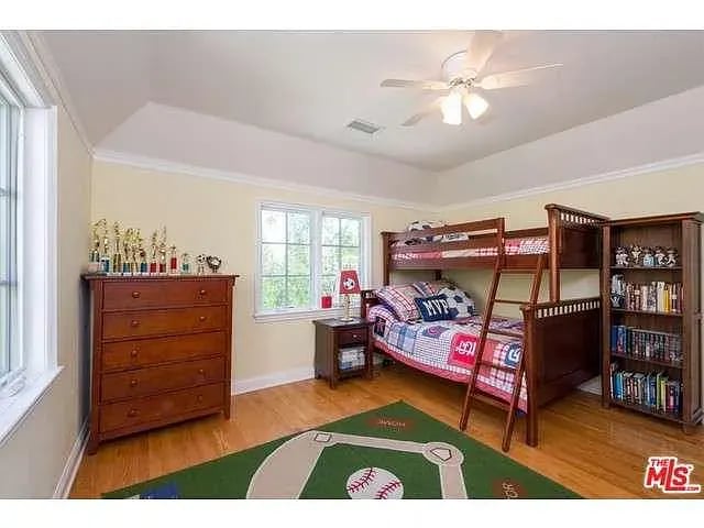 1555 Club View Dr