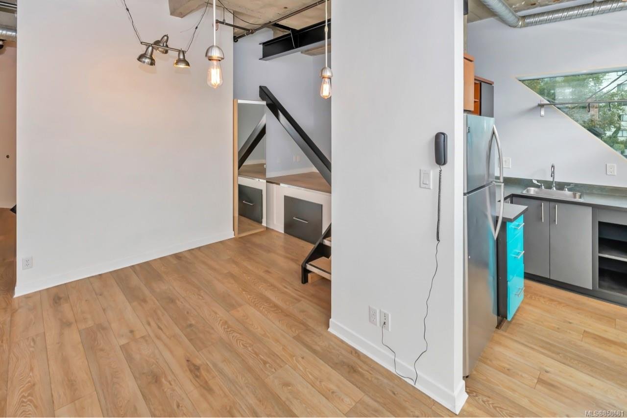 209-1061 Fort St