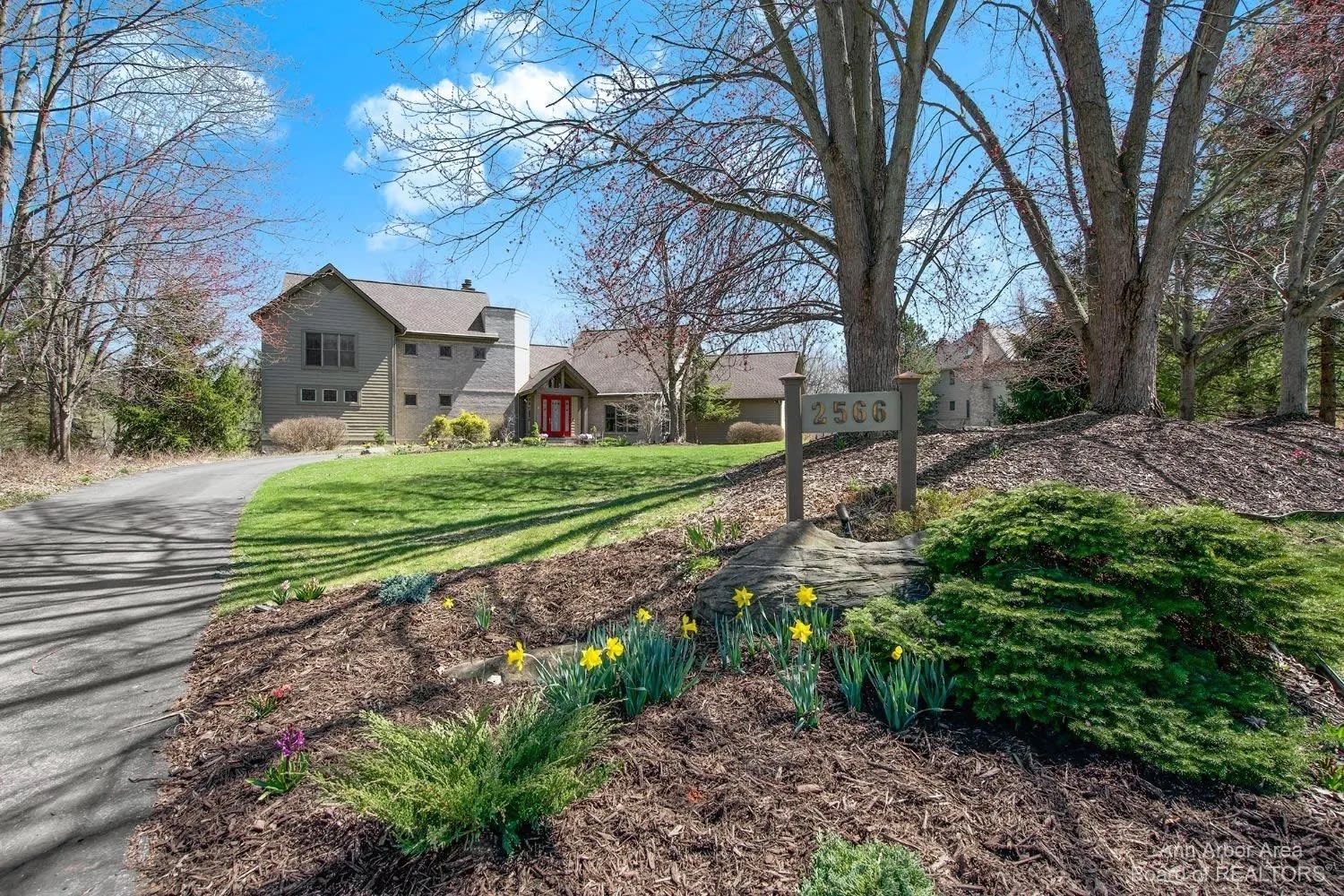 2566 Thornapple Drive, Ann Arbor, MI 48103