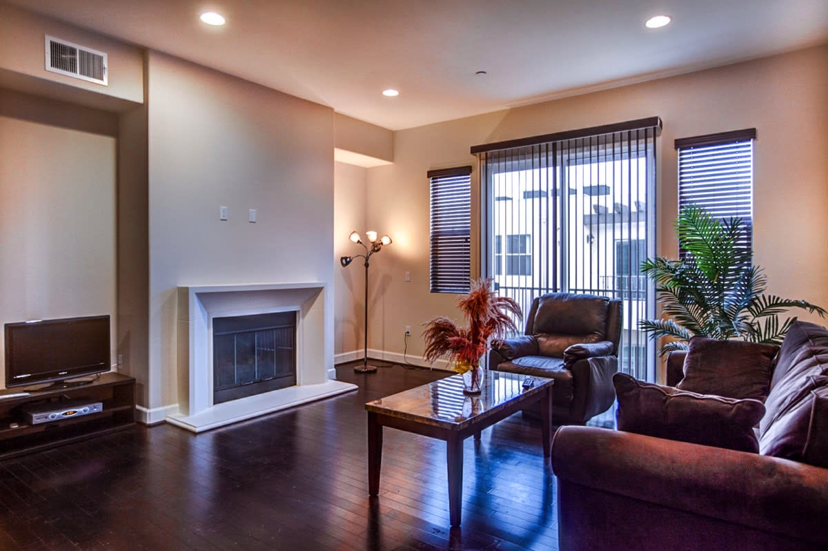 10878 Bloomfield St 405, Toluca Lake, CA