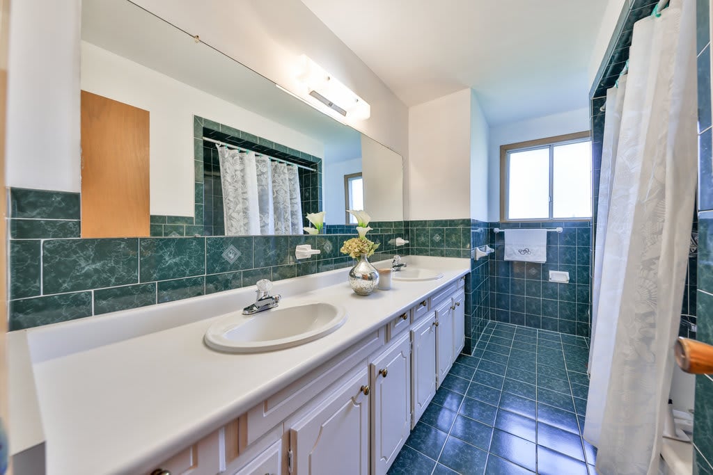 899 Hollowtree Cres