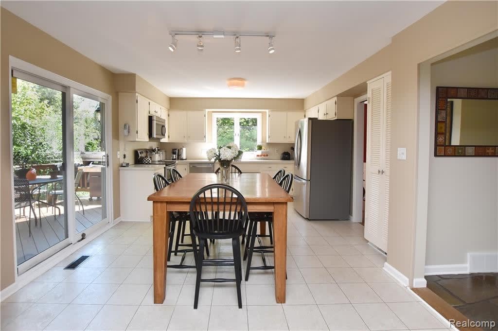1313 LAKESIDE Drive