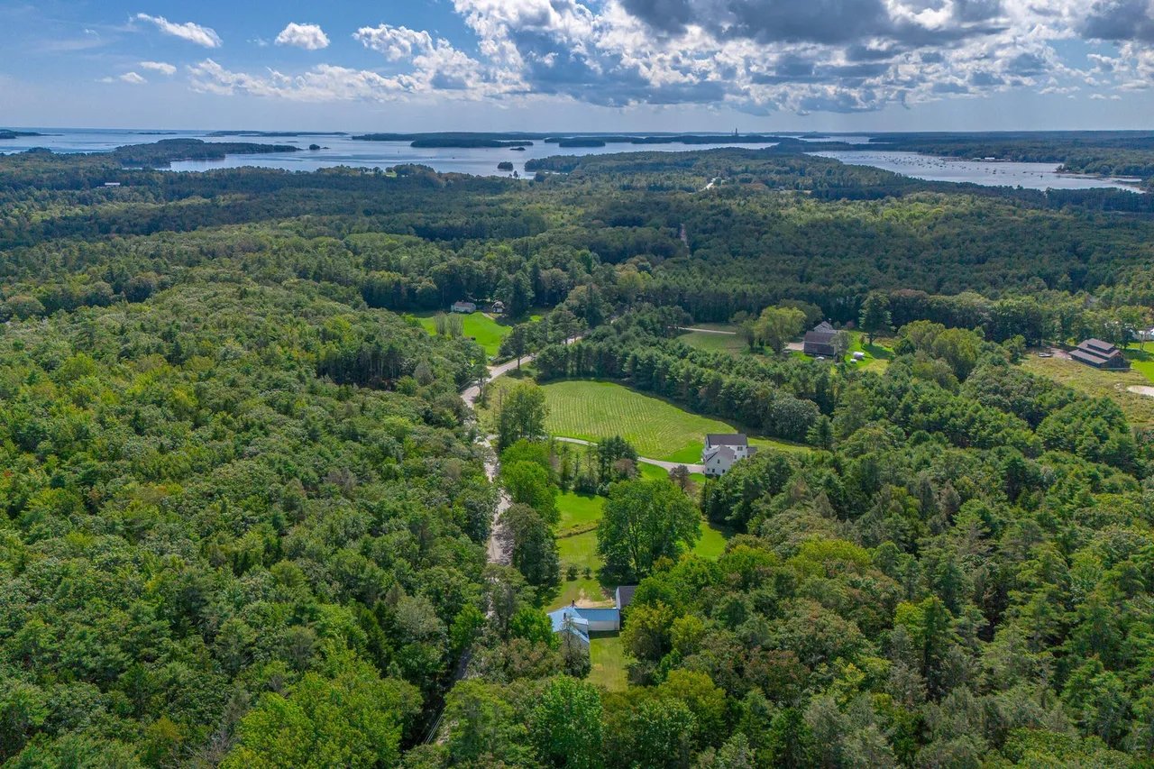 New Listing! 48 Wolfe’s Neck Road, Freeport, Maine – $725,000
