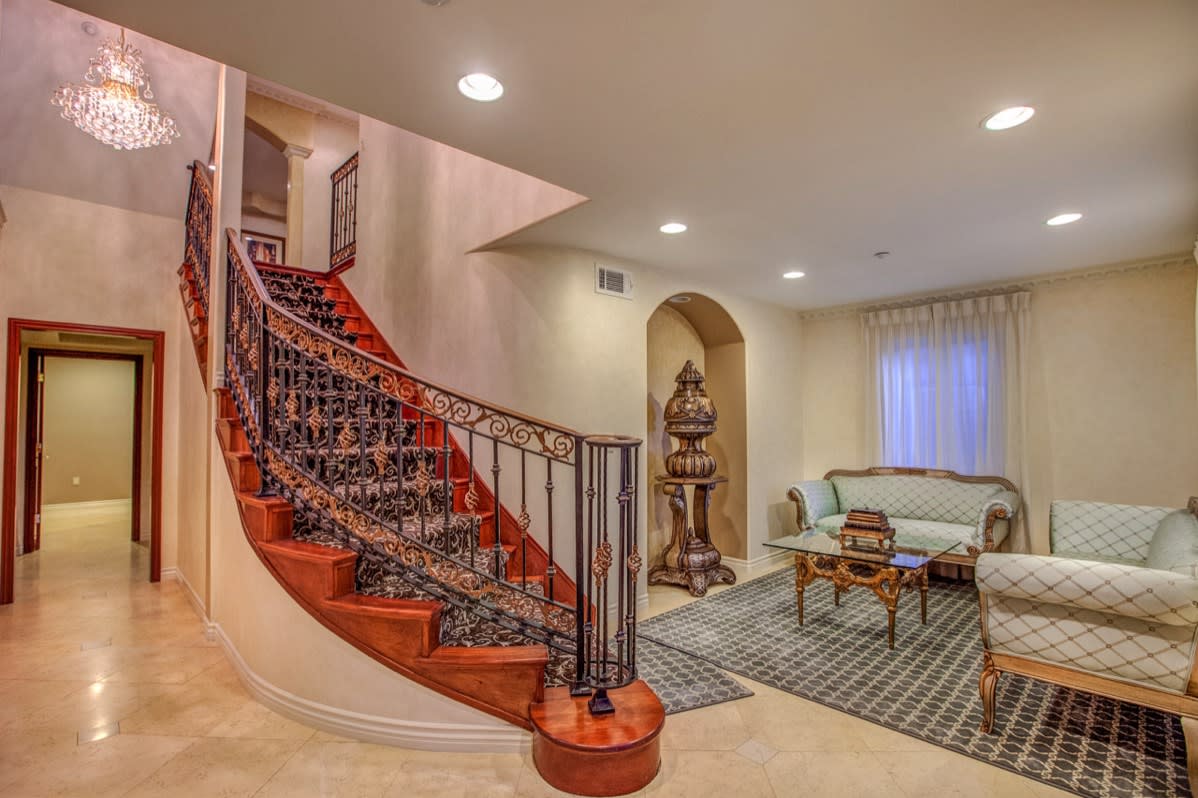 4198 Sunswept Dr., Studio City, CA