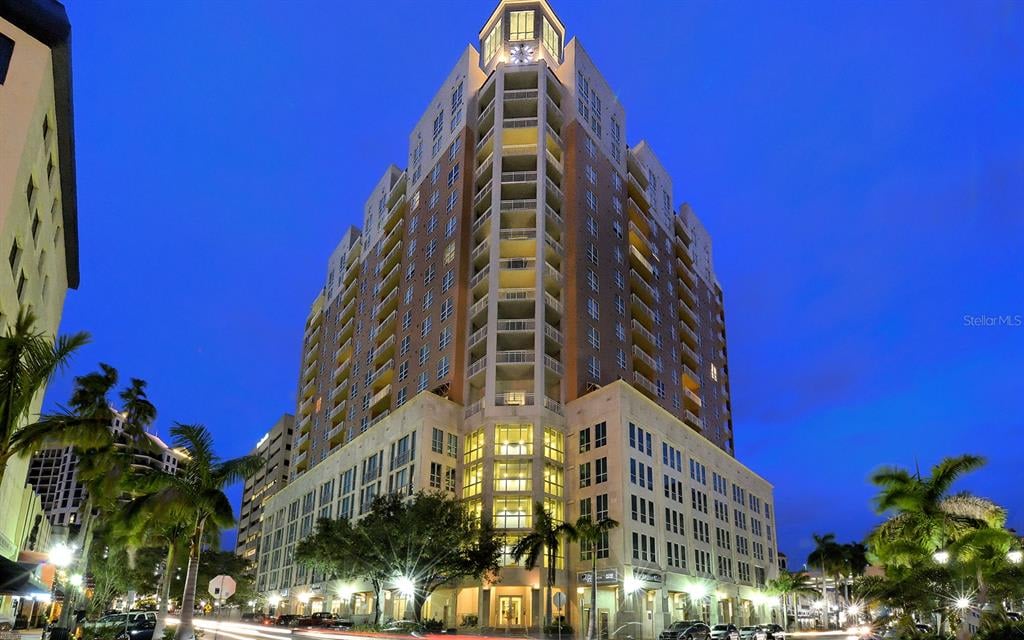 1350 Main St, #1704