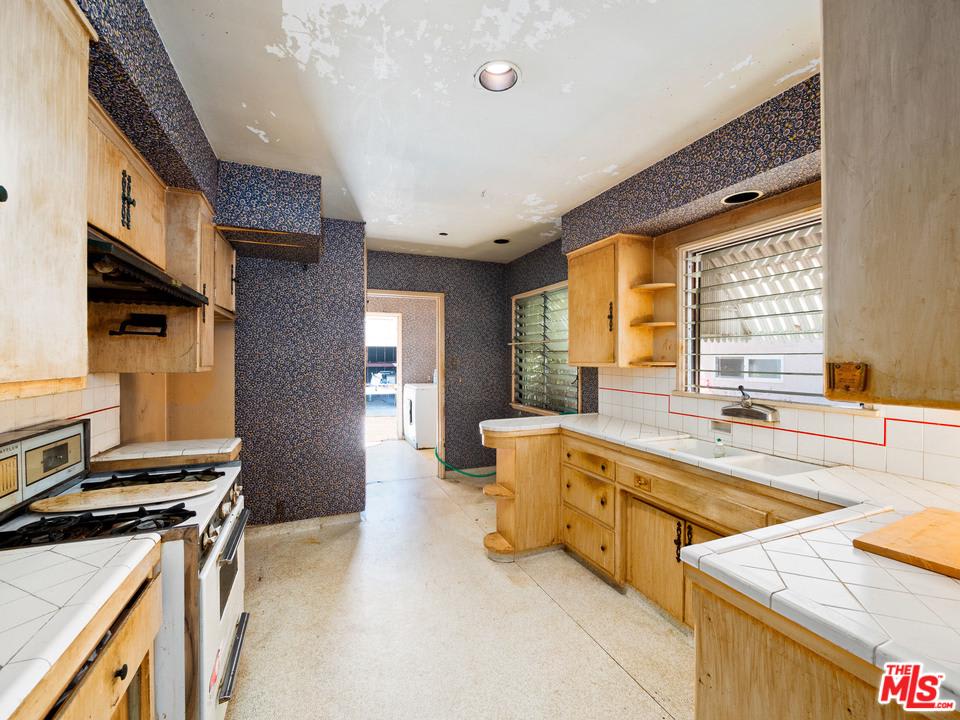 314 S Bundy Dr
