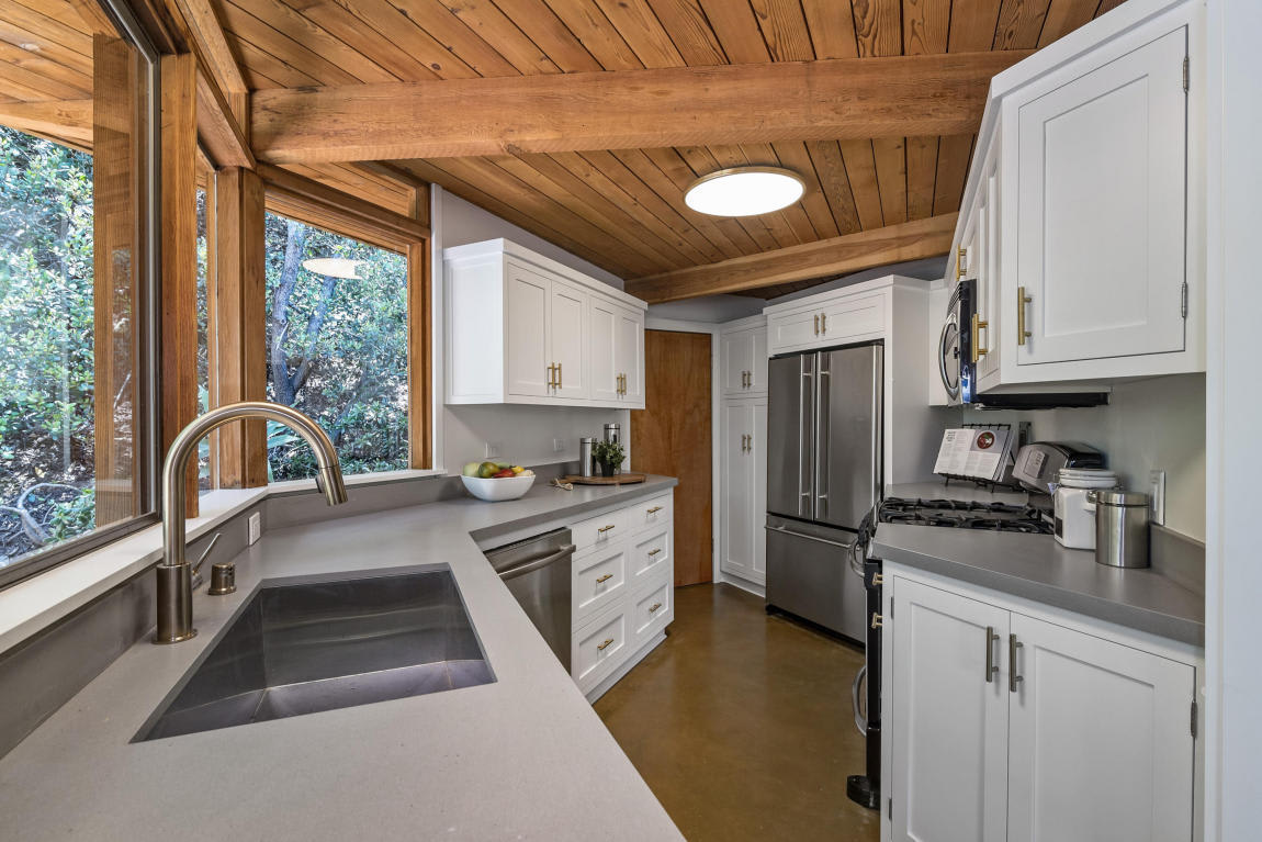 41 Mountain Dr