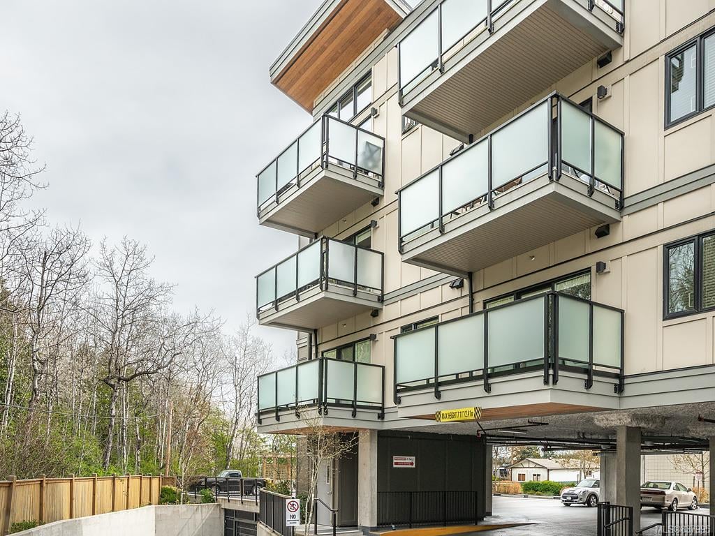 302-7111 W Saanich Rd