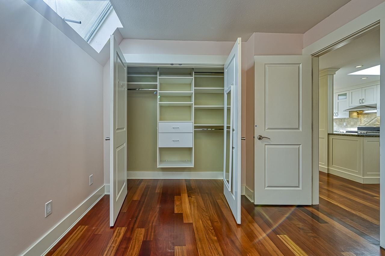 302-2455 Bellevue Ave