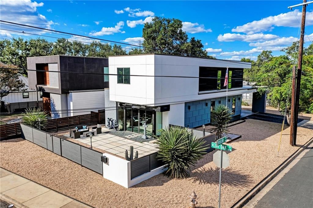 900 W Live Oak St
