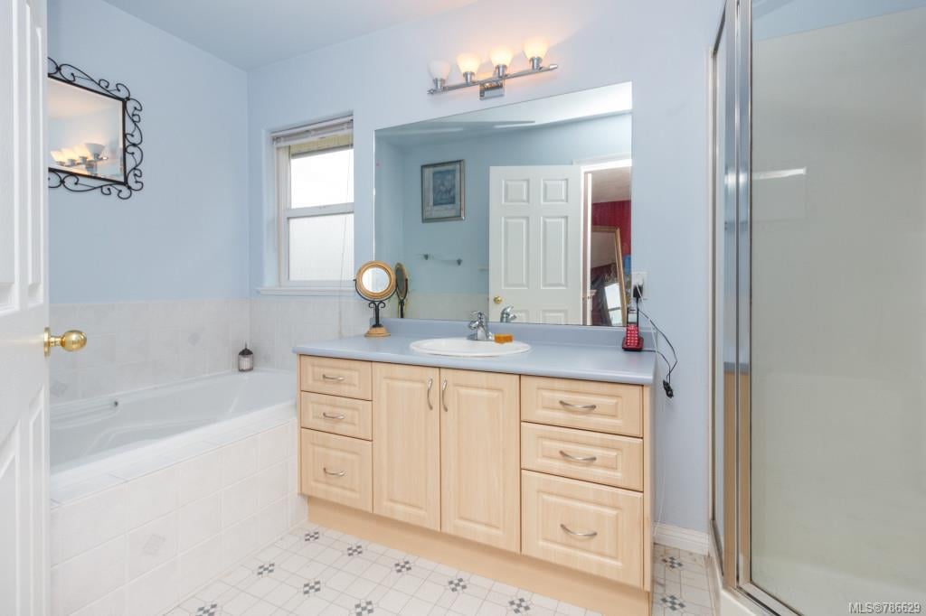 2296 Selwyn Rd, Langford