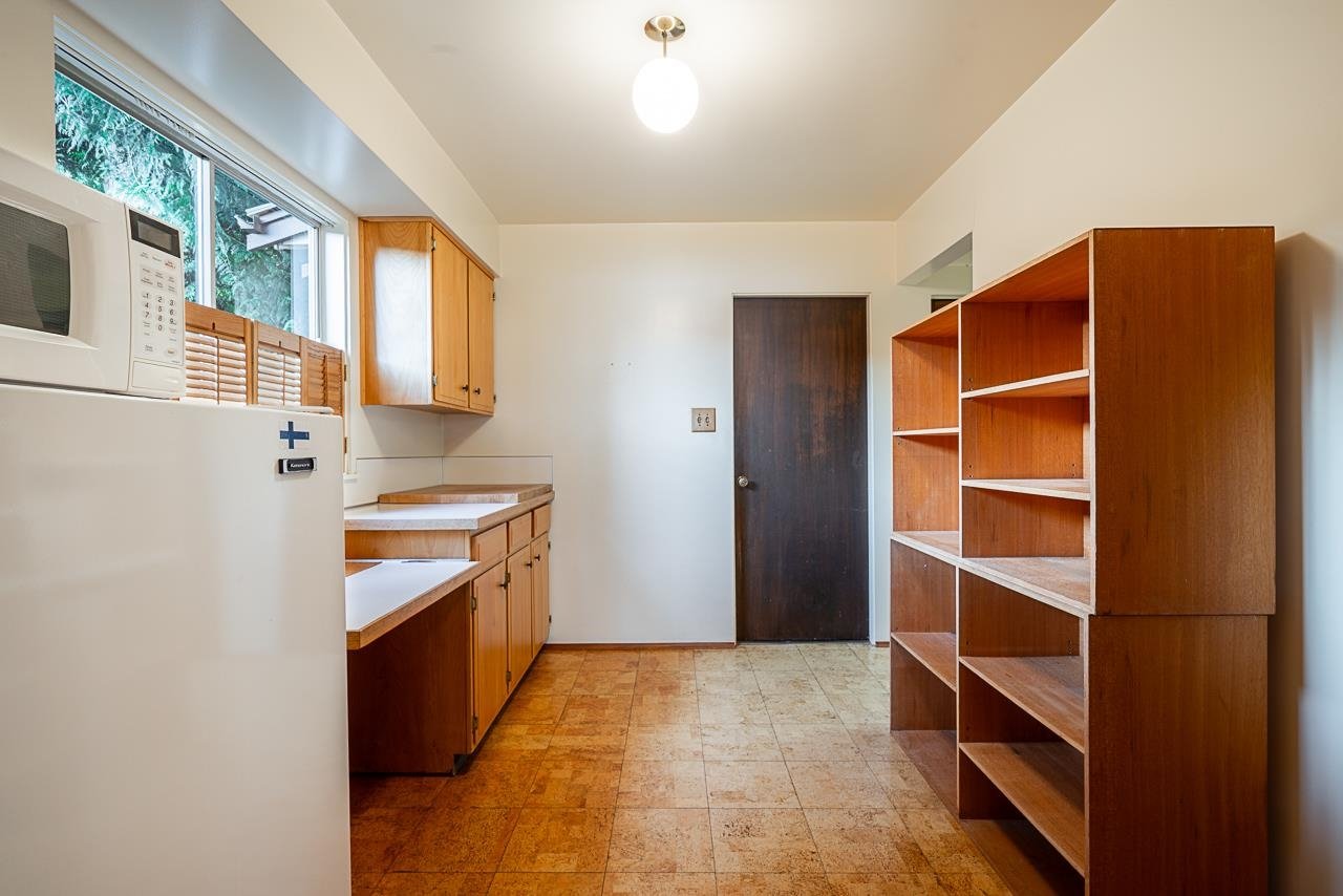 3898 Southridge Ave