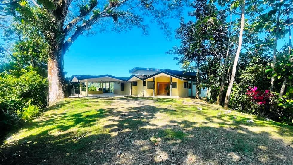 Casa Linda Vista with Ocean View Above Dominical Beach