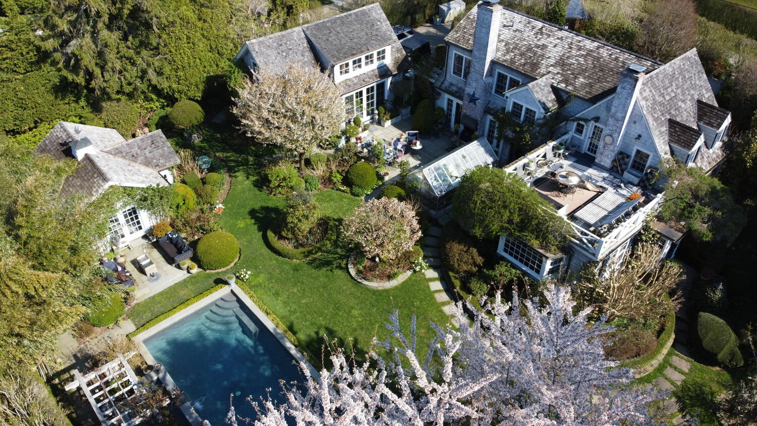 Secluded Summer Compound in Water Mill South