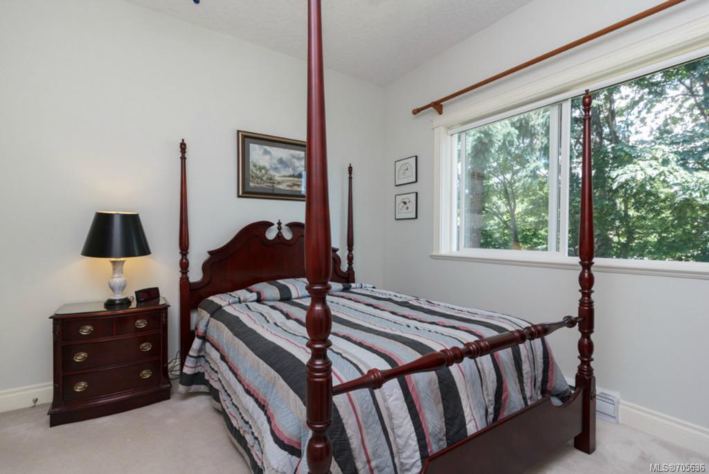 744 Claremont Ave, Saanich