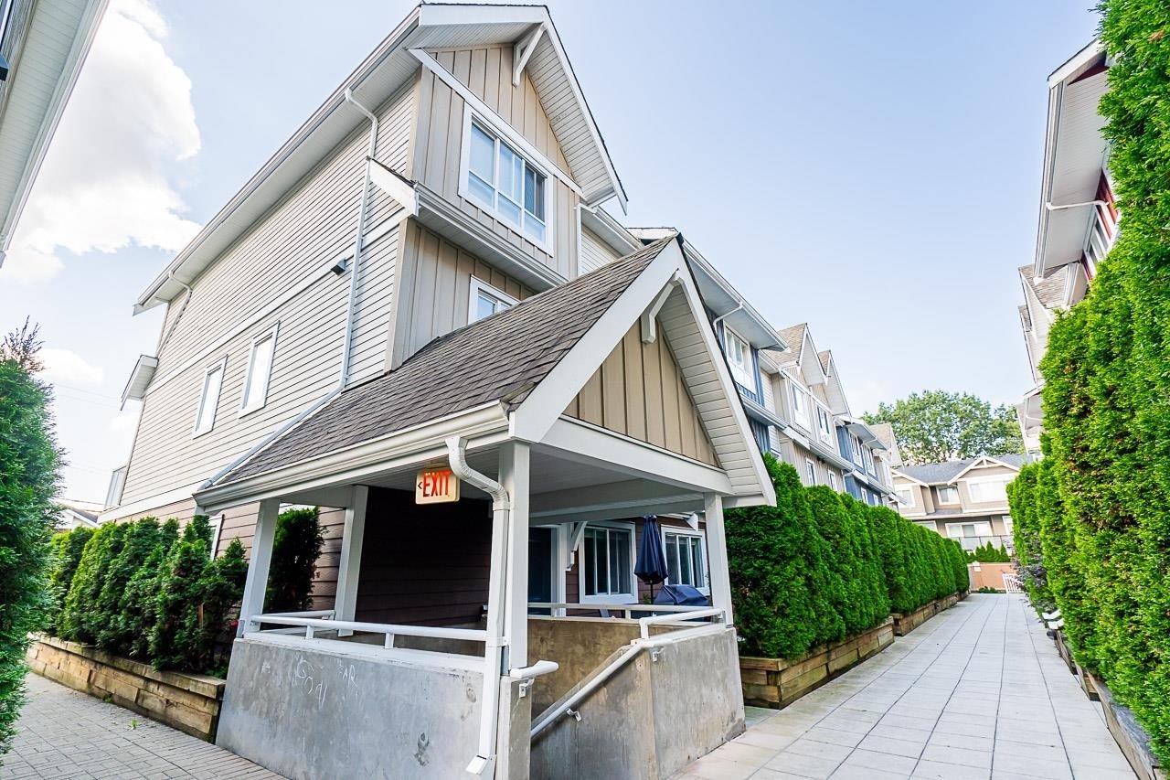 401-1661 Fraser Ave