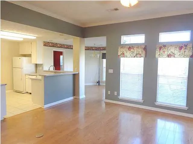 203 Lakeshore Dr