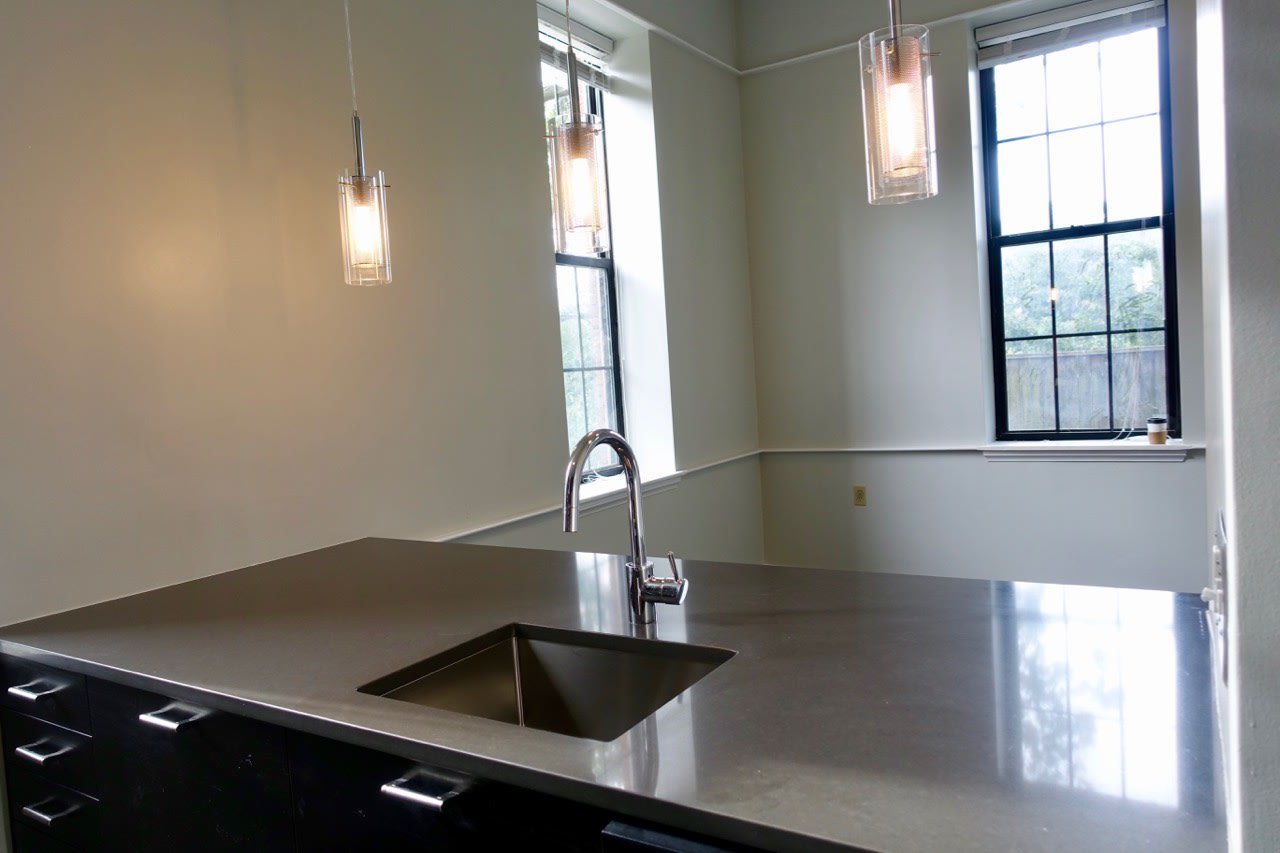 Roxbury Fort Hill - 2 Bedroom 1 Laundry, Air Conditioning and Roof Deck - SEPTEMBER 1!