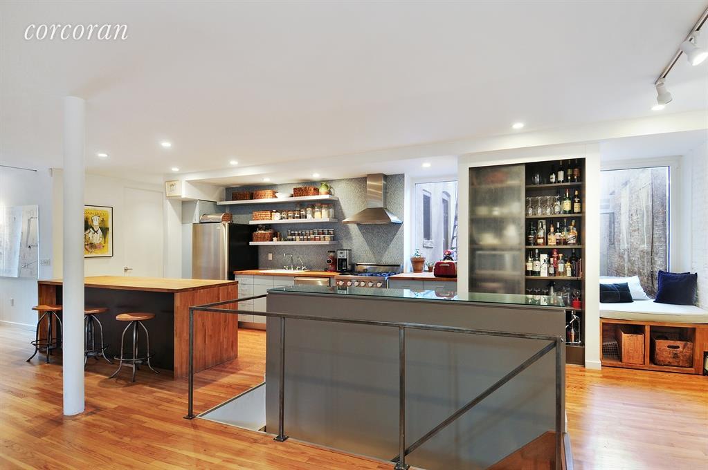 211 E 3rd St, #1R