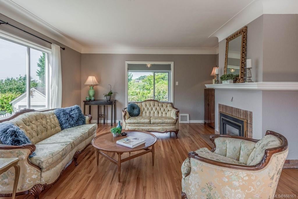3084 Cadboro Bay Rd