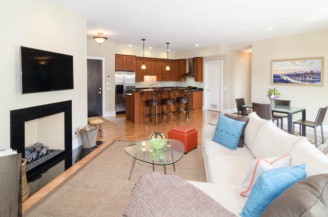 711 W GRAND AVE, #303