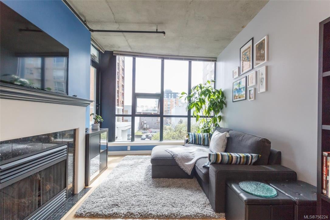 405-860 View St