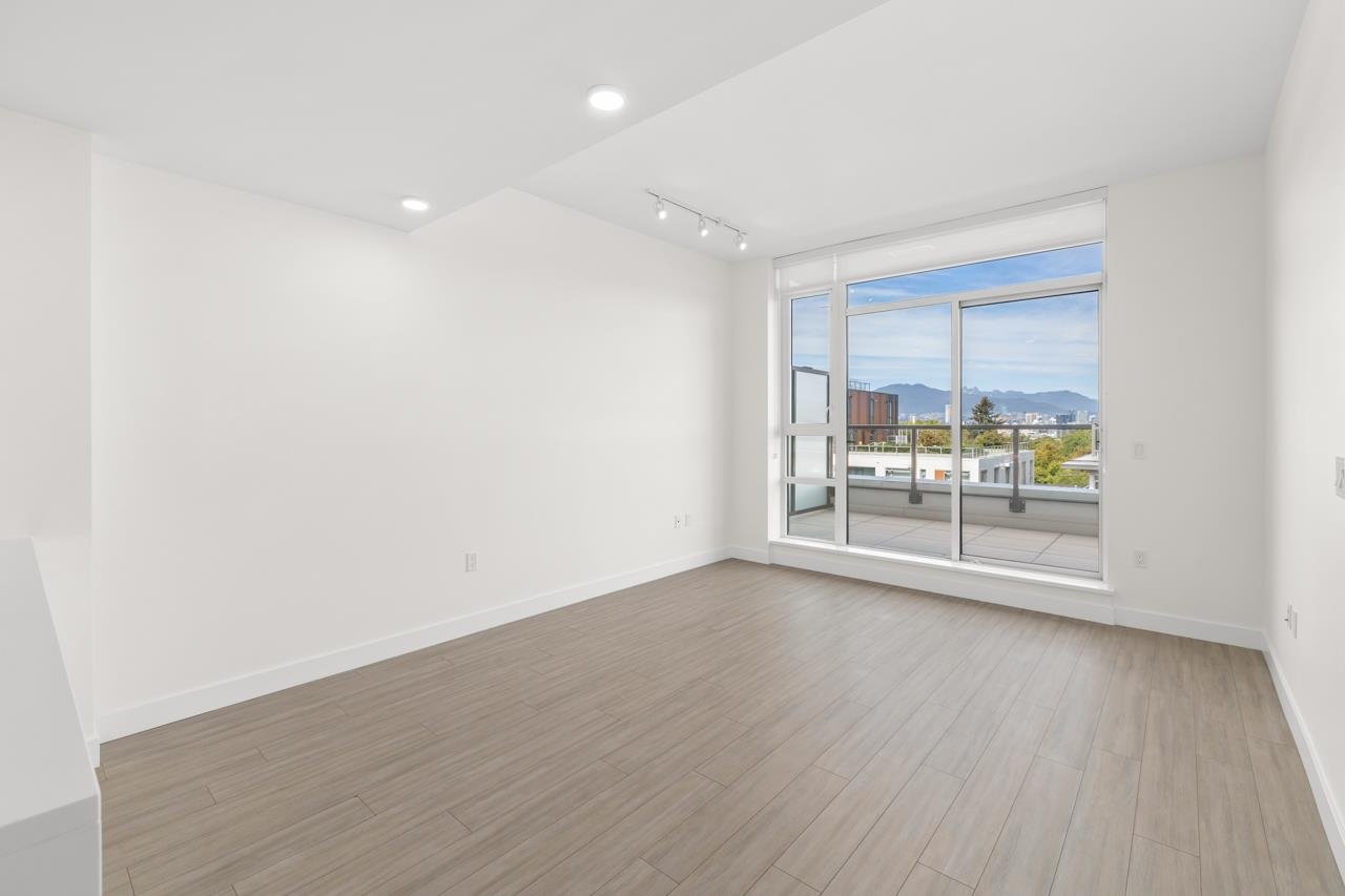 575-438 W King Edward Ave