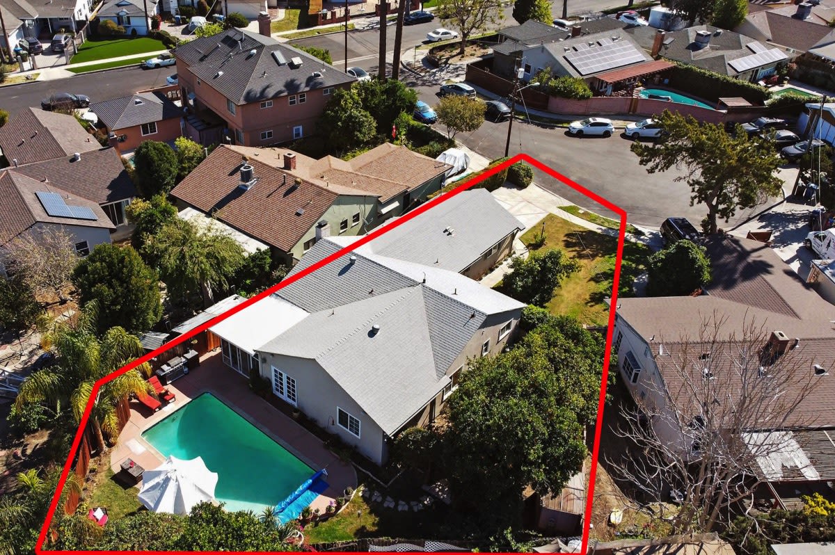 13011 Debby St Valley Glen, CA