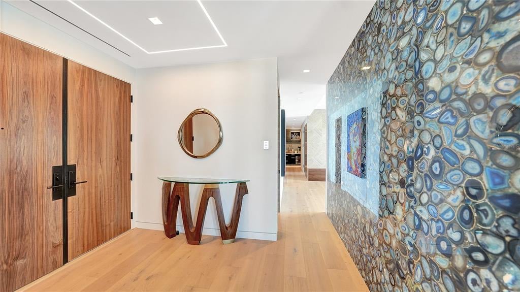 1350 Main St, #1704